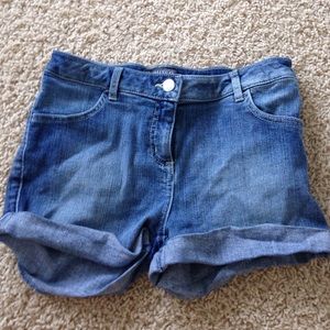 Light jean shorts w/ back star pocket