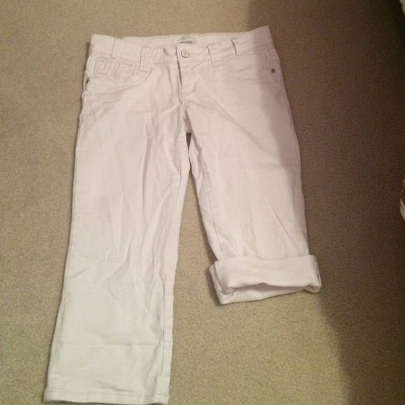 ✨HP✨ White Capri jeans