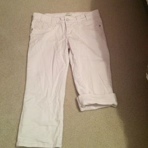 ✨HP✨ White Capri jeans