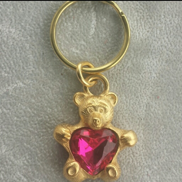Key chain.Gold bear w. pink heart diamond on belly