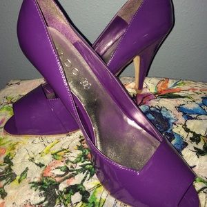 Aldo open toe patent leather pump in Purple
