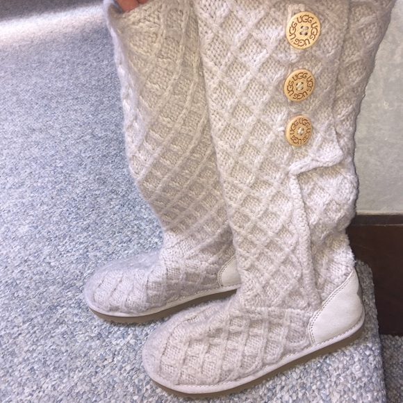 UGG TALL 3 BUTTON KNIT BOOTS. SIZE 7