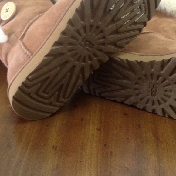 UGG Brown Boot - Picture 3 of 4