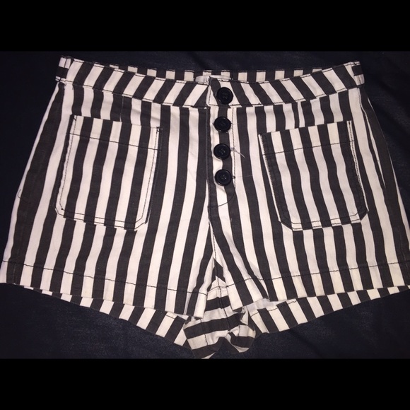 Midrise shorts - Picture 1 of 4