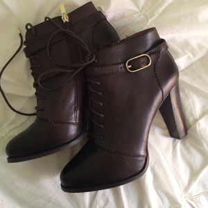 NEVER WORN! Banana Republic lace-up booties