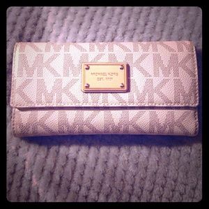 MICHAEL KORS JET SET LOGO WALLET WHITE with pen