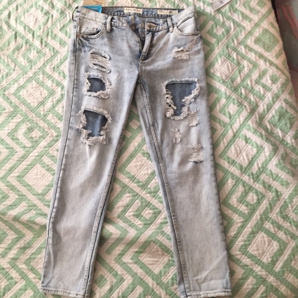 Sold locally --- new distressed jeans - Picture 1 of 4