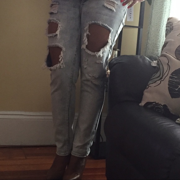 Sold locally --- new distressed jeans - Picture 2 of 4