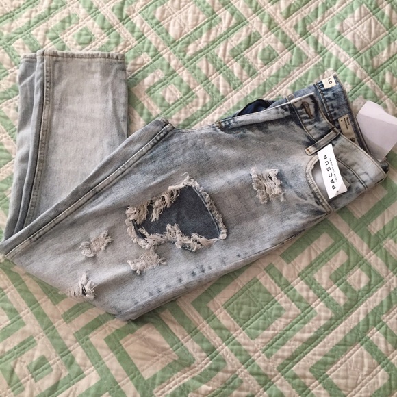 Sold locally --- new distressed jeans - Picture 3 of 4