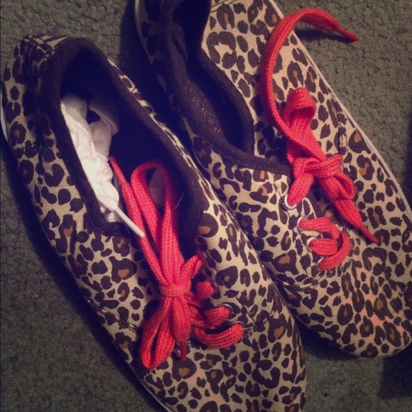 Cheetah shoes with coral laces with a free pair