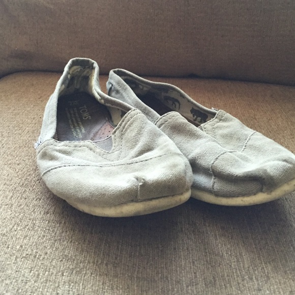Grey toms