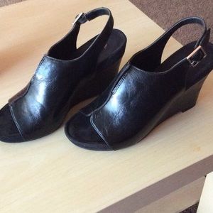 As 7 Aerosoles Black Leather Wedges