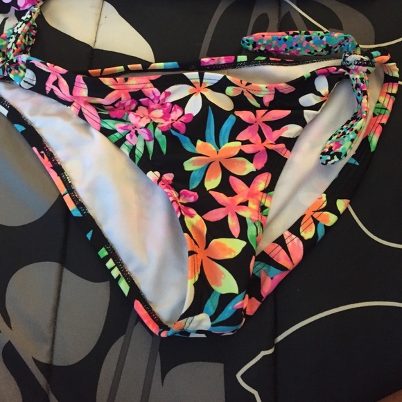 2 piece bathing suit bottoms are L the top is a L - Picture 2 of 3