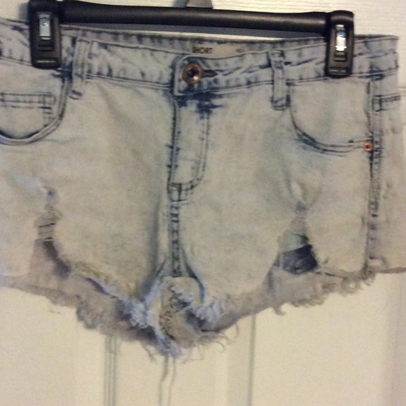 Acid wash mid rise destroyed jean shorts - Picture 3 of 4