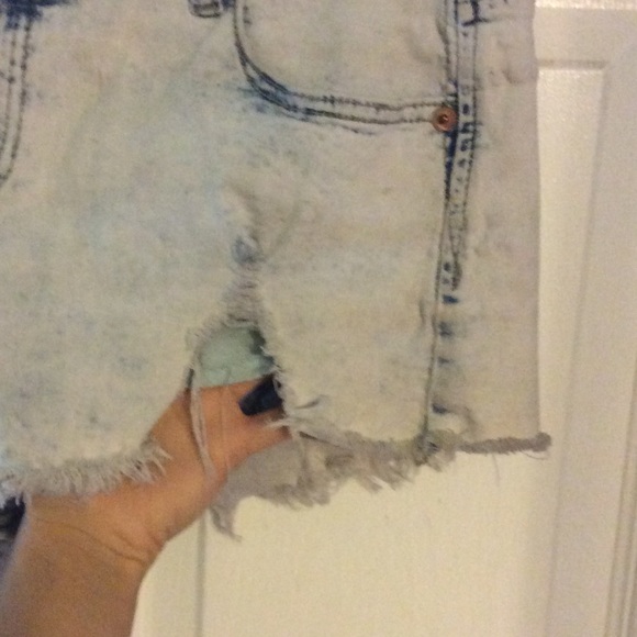 Acid wash mid rise destroyed jean shorts - Picture 4 of 4