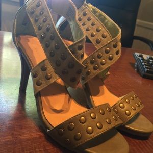 Trendy army green pumps! NWOT