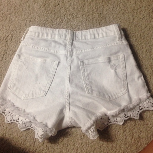 White crochet bottom high waisted shorts - Picture 2 of 3