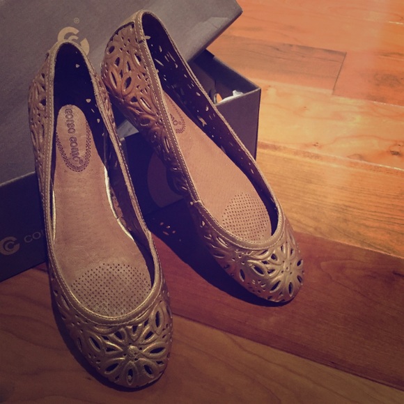 Flower cut out leather flats, brand new in box