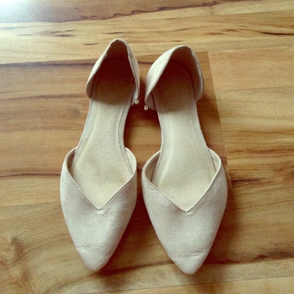 Nude pointy flats
