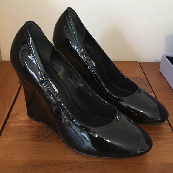 NEW VERA WANG LAVENDER Ella Black Patent Wedge 7