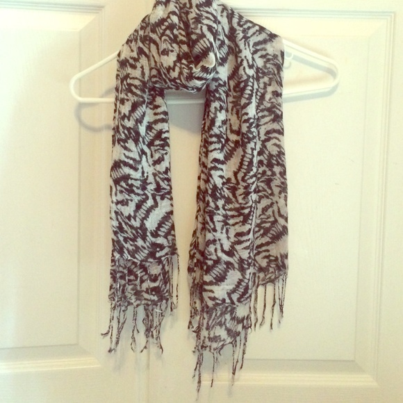 Black & White UO Printed Scarf