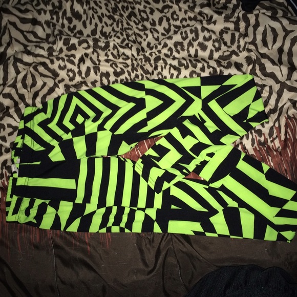 Neon printed lightweight leggings.