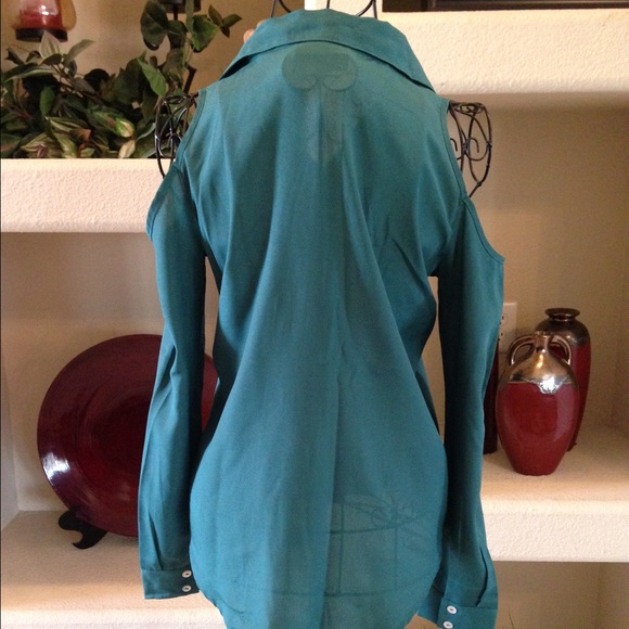 Romeo & Juliet couture off the shoulder top - Picture 2 of 4