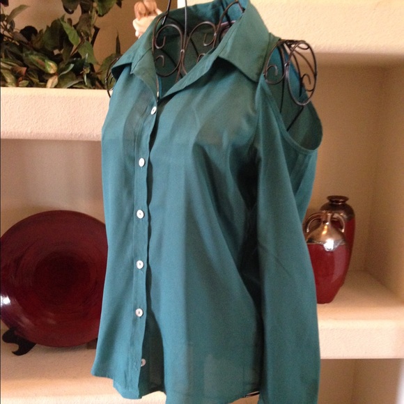 Romeo & Juliet couture off the shoulder top - Picture 3 of 4