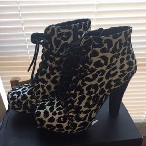 Leather print black boot heels