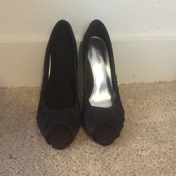 Black pumps