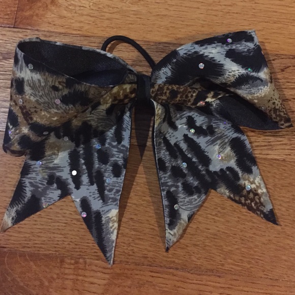 Cheerleading bow