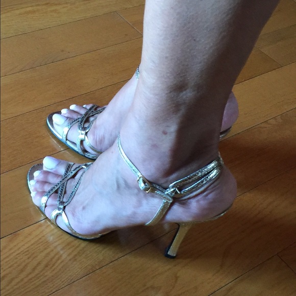 Guess sandals in size 8.5 - Picture 2 of 3