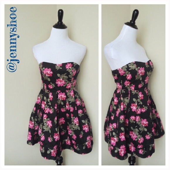 Forever 21 Dresses & Skirts - {forever 21} strapless full skirted floral dress
