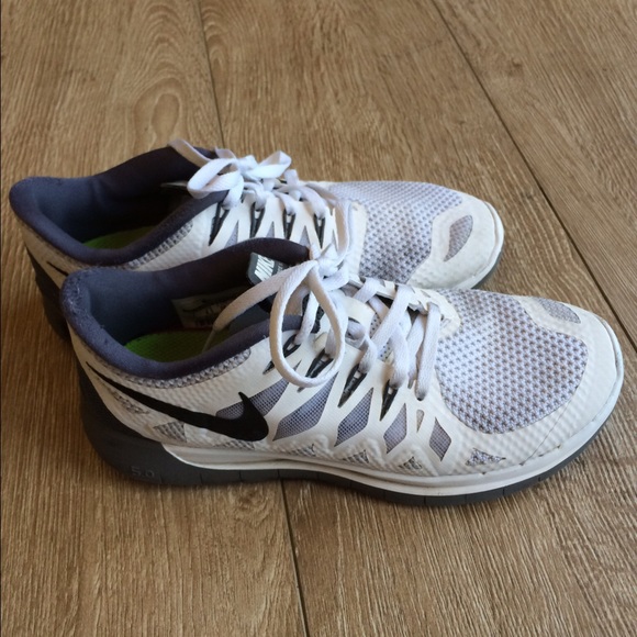 White Nike Free Runs 5.0