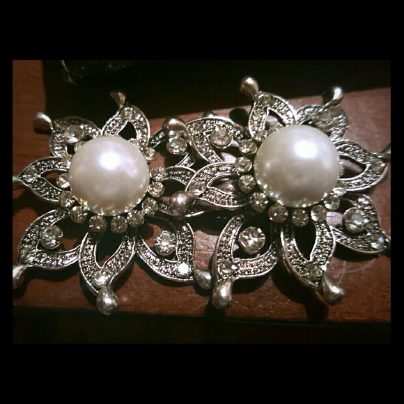 2 PEARL RHINESTONE EMBELLISHMENTS
