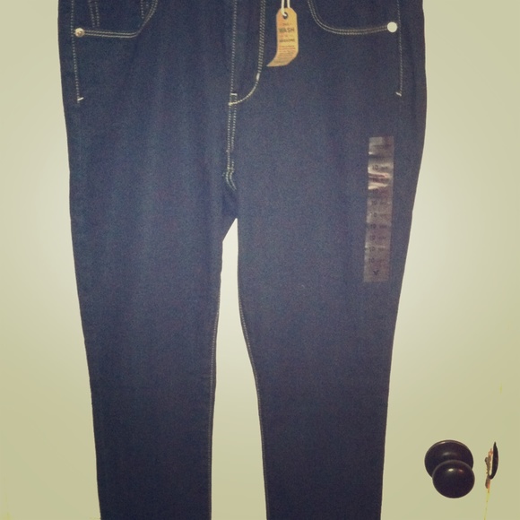 Brand new, American Eagle size 10 short jean