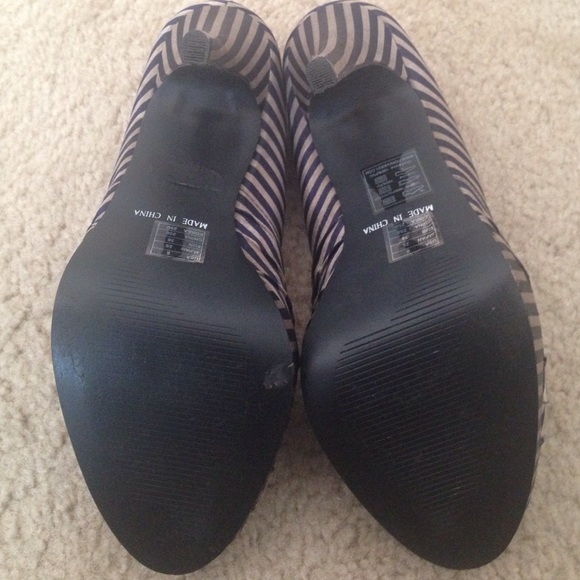 FOREVER 21💋Taupe/Navy Heels - Picture 2 of 3