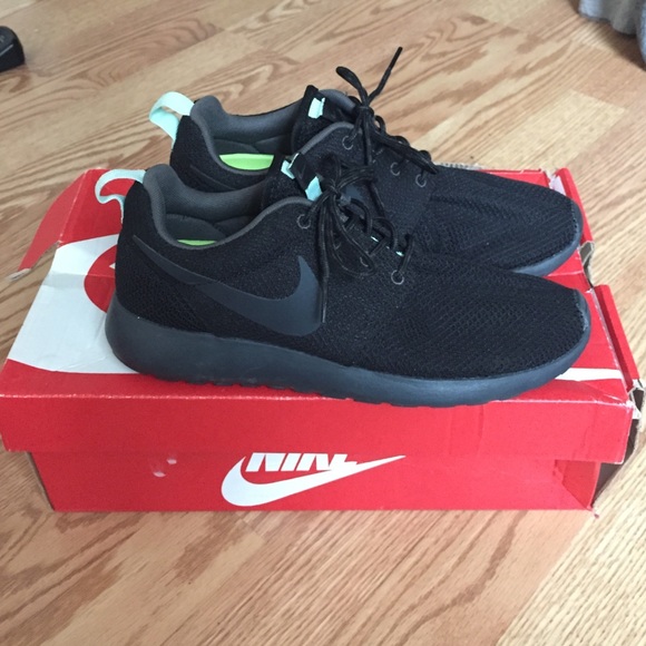 Nike Shoes - Black Roshe runs