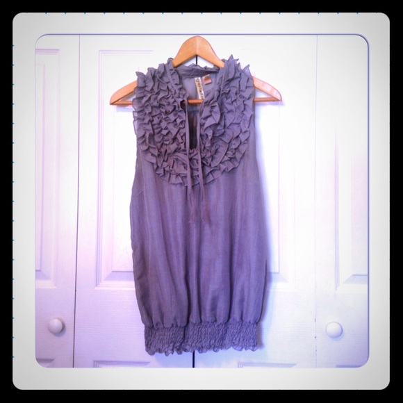 Gray shirt with elastic bottom