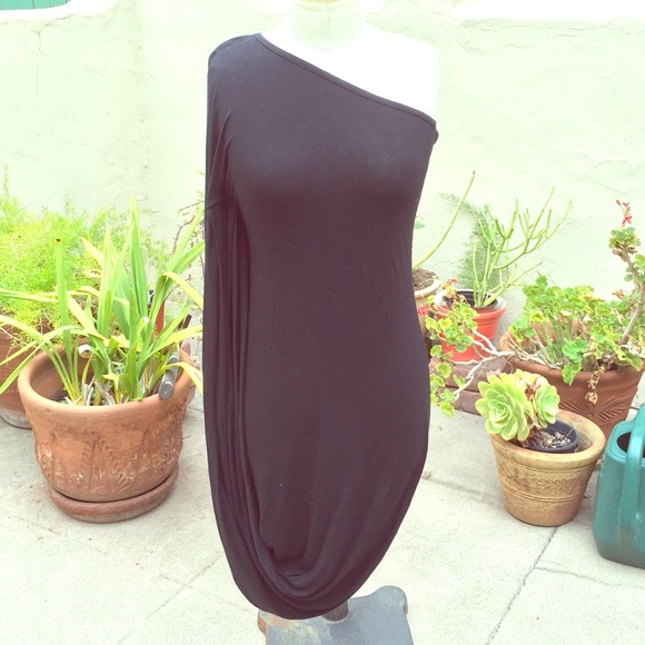 ‼️SOLD‼️One sleeve draped black dress - Picture 1 of 2