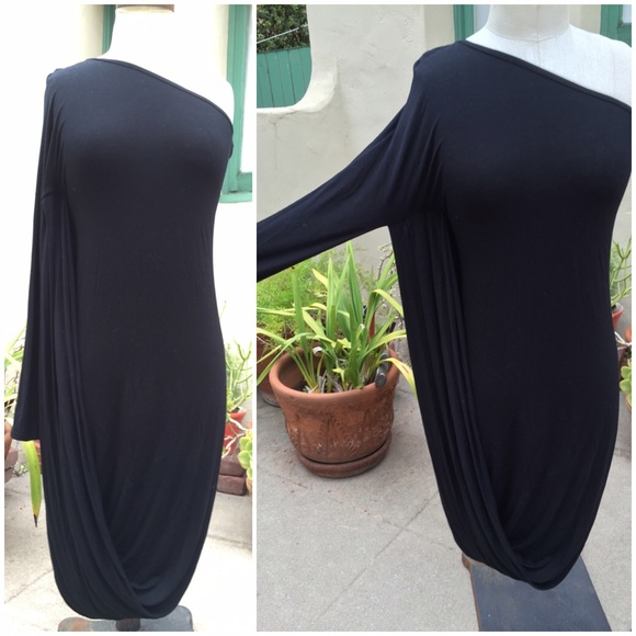 ‼️SOLD‼️One sleeve draped black dress - Picture 2 of 2