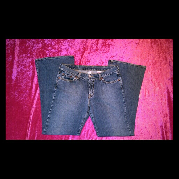 Like new! Lucky Brand blue jeans. 10/30