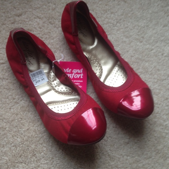 NWT red ballet flats ❤️