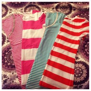 **4 SHIRTS BUNDLE** Old Navy V-neck T-shirts