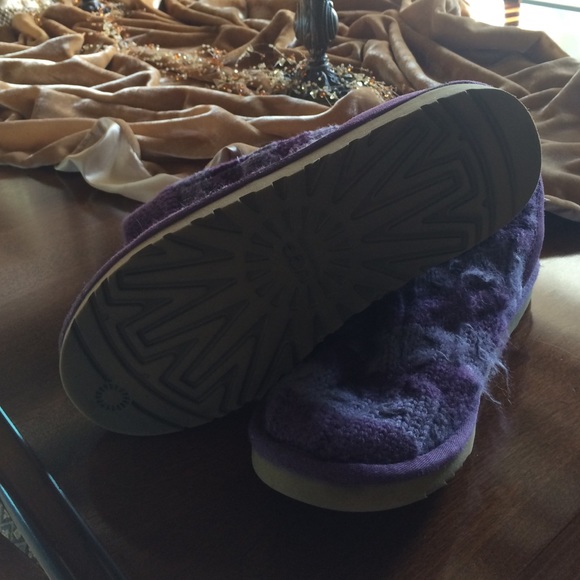 UGGS - Picture 3 of 3