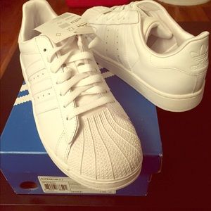 BNWT White classic Adidas ⚪️⬜️