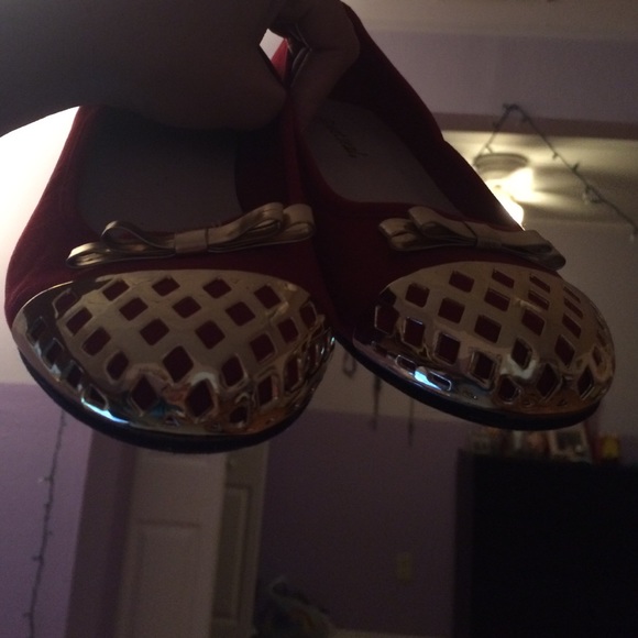 Red & Gold Bow Flats - Picture 2 of 2