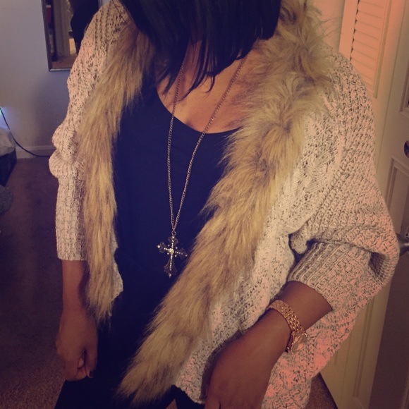 Faux Fur Collar Sweater / Shawl - Picture 1 of 2