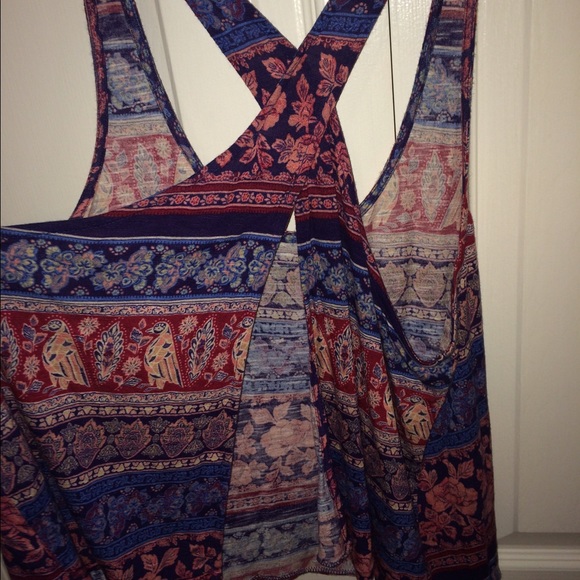 Patterned Open-back Top - Picture 3 of 4