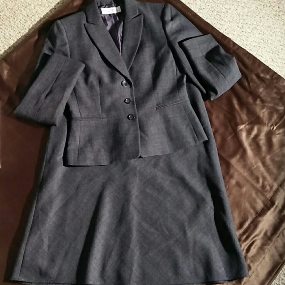 Tahari Two piece skirt suit